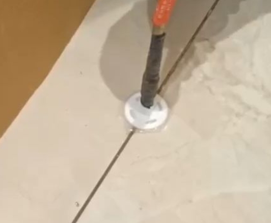 双滦瓷砖空鼓维修公司专业解答瓷砖在铺贴过程中，如果没有涂抹均匀到位的粘结材料（如水泥砂浆或瓷砖胶），可能会导致以下问题