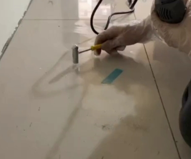 双滦瓷砖开裂维修公司专业分享瓷砖在铺贴前如果没有沥干水分，将会导致以下问题