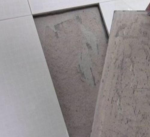 双滦瓷砖空鼓维修公司分享瓷砖铺贴时如果打浆（即涂抹在瓷砖背面和基层上的砂浆或瓷砖胶）过少，会带来以下问题